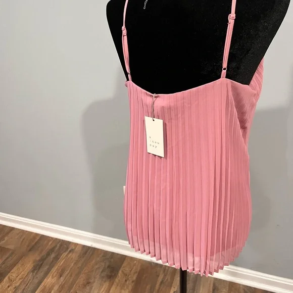 Cute pink sleeveless top!💗 - Picture 5 of 6